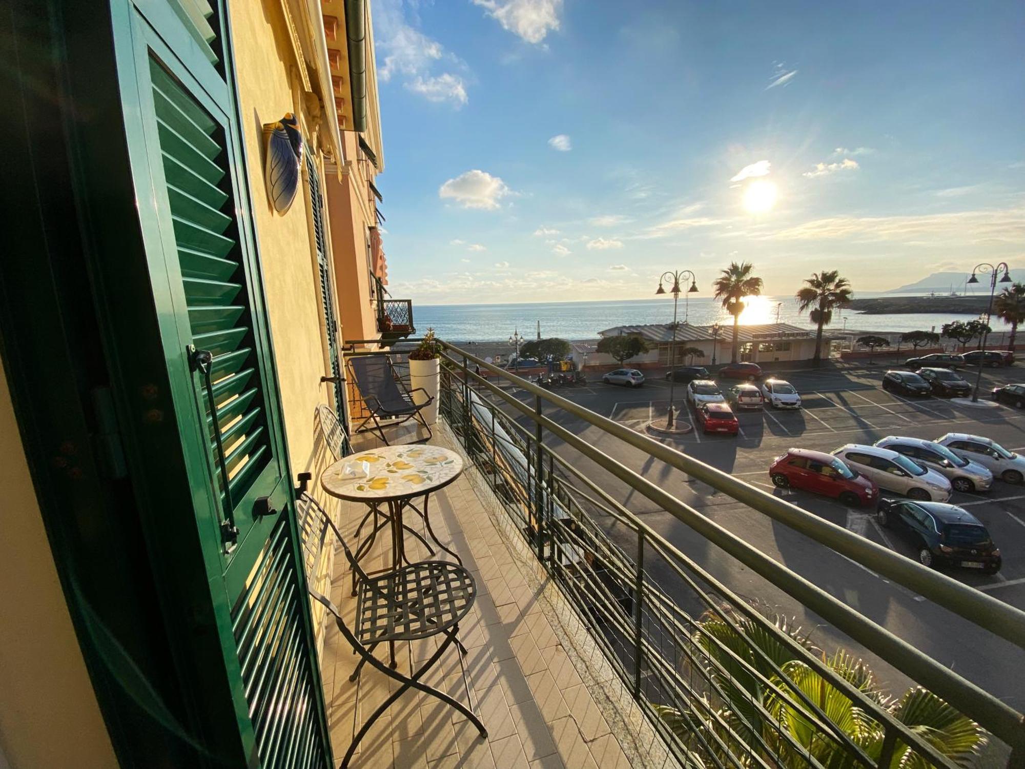 L'Eternita' E' Il Mare Mischiato Col Sole Rimbaud Apartment Ventimiglia Exterior photo